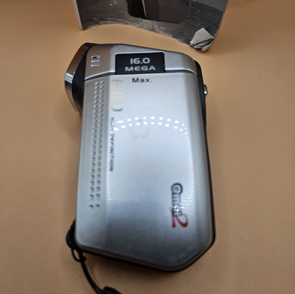Omni 2 Digital Video Camera 16.0 Mega Pixels 8X Zoom With Case And Manual - Picture 4 of 10